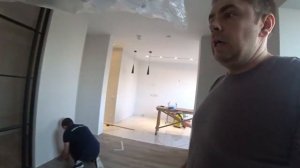 Установка плинтуса. Зазор ламинат - стена! Ламинат уперся в стену. Подрезка ламината| Роман по пола