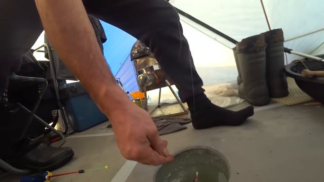 ЭТО ЛУЧШАЯ РЫБАЛКА! Только приехали, а РЫБА уже ВАЛИТСЯ с МЕШКОВ! Рыбацкий РАЙ какой то! Первый лёд