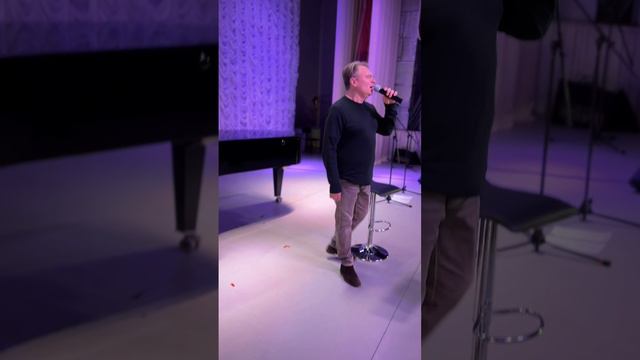 Каждой женщине хочется услышать эти слова: Я схожу с ума по твоим глазам #александрдобронравов смотреть онлайн