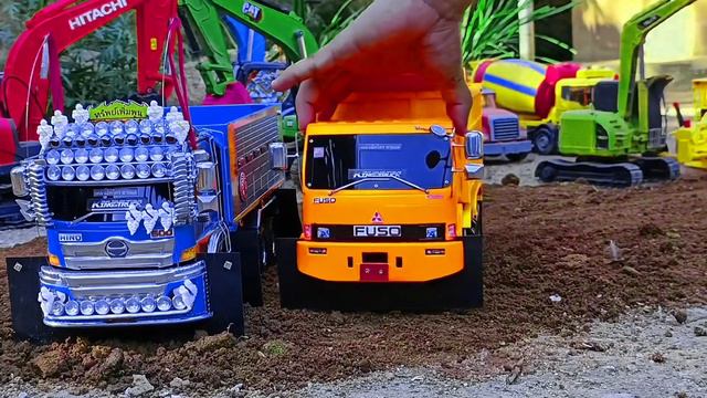 Ten-wheel macro-tractor, cement mixer, tuk-tuk overturning, process set up смотреть онлайн