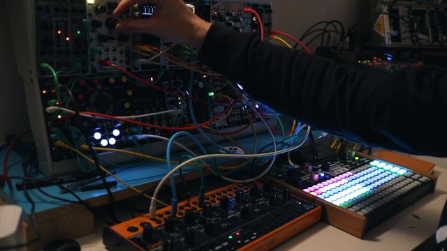 Day 08 // Ensemble Oscillator, Crave, Behringer 110, vpme QD, Deluge // #Jamuary2022 смотреть онлайн
