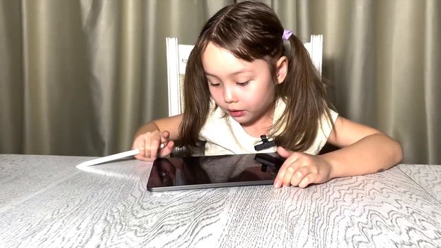 Радужная Леди Баг. Санди раскрашивает в новый цвет Леди Баг на iPad Air 5 смотреть онлайн