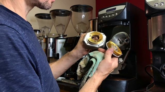 Замена жерновов на кофемолке Nuova Simonelly Mythos смотреть онлайн