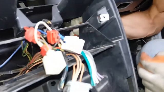 Снимаем панель на приоре веселой компанией