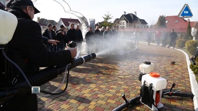 Опрыскиватель  Stihl Sr 420 против опрыскивателя  Oleo Mac Mb 90