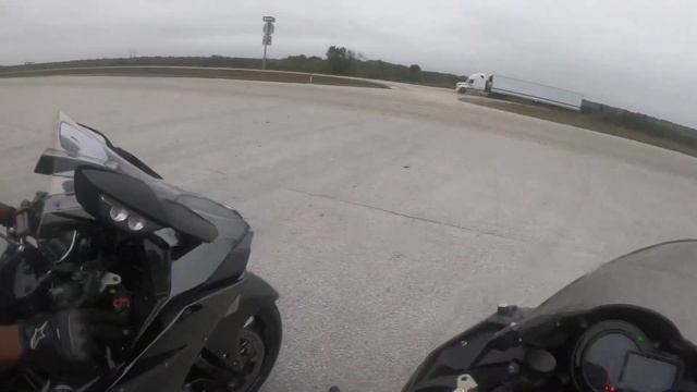 Racing The fastest KAWASAKI NINJA H2 IN THE WORLD! ? - SUPAH2 смотреть онлайн