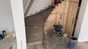 Большая бетонная лестница с забежными ступенями на второй этаж