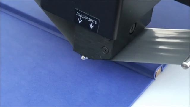 Видео работы принтера для печати фольгой Foil Xpress with Auto Position смотреть онлайн