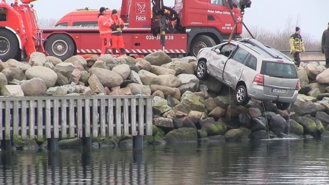 Heavy Recovery Trucks - Volvo FM 8x4 vs Opel in Water смотреть онлайн