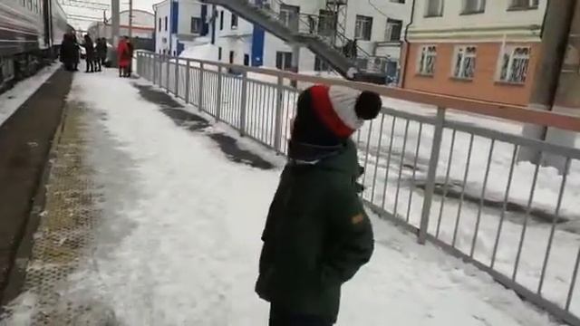 На железнодорожном вокзале, снимаю поезд и вагоны! смотреть онлайн