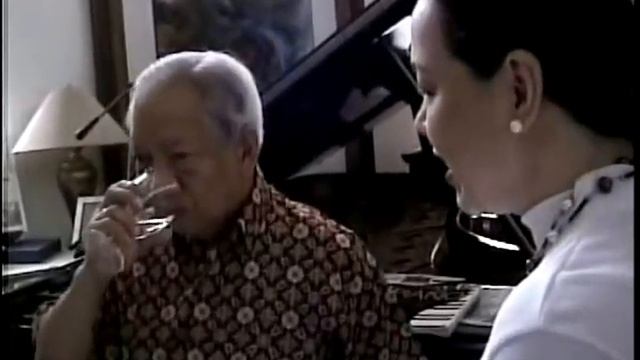 Interview w/ Reynaldo Reyes - Ingrid Sala Santamaria 2/3 смотреть онлайн
