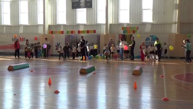 Эстафета "Прокати мяч по скамейке", МБДОУ "ЦРР - д/с "Сказка" смотреть онлайн