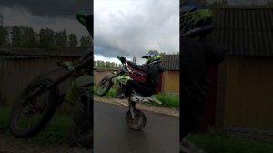 СТАНТ на ПИТБАЙКЕ MOTOLAND MX 125 #shorts #мото #питбайк #стант #motoland #mx #мотодевушка #прикол