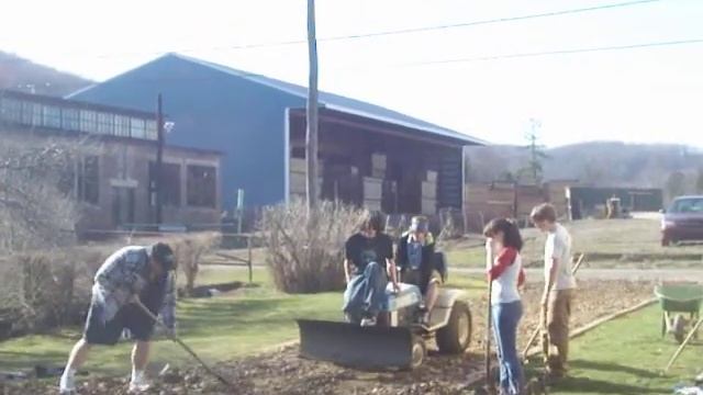 Ye Ole Garden Tractor...think she needs a face lift...GIT-R-DONE! смотреть онлайн