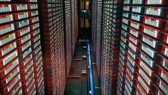 The mesmerizing work of a tape storage robot смотреть онлайн