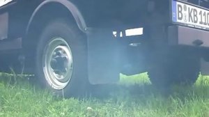 Девушка газует за рулем грузовика