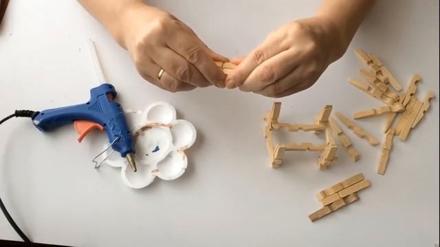 Кресло для куклы из прищепок своими руками. Chair for a doll of clothespins do it yourself. смотреть онлайн