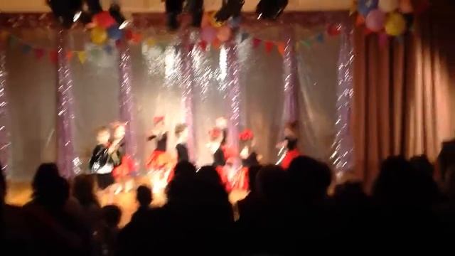 Детки танцуют танец божьи коровки смотреть онлайн