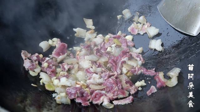 苗大姐三样辣椒炒盘肉，辣到牙痛还想吃，隔着屏幕都觉得辣【苗阿朵美食】 смотреть онлайн