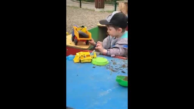 Марк играет в машинки на детской площадке вместе с мамой , 0+ смотреть онлайн