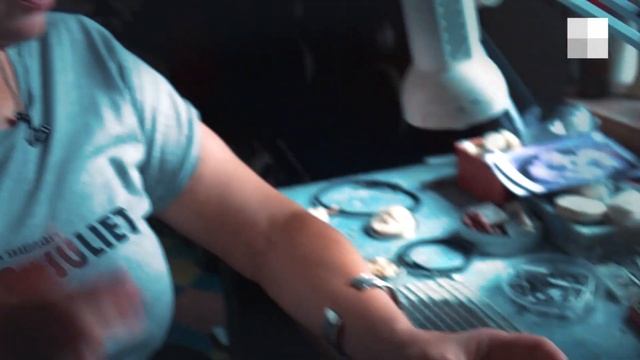 Косторез и ювелир создают винтажные украшения из мамонта| 29.RU