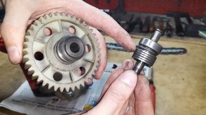 Останавливается цепь при нагрузке, шум редуктора на цепной электропиле. Замена пружины