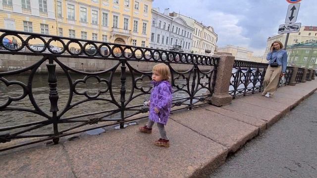Напротив дома Пушкина, на набережной Мойки... смотреть онлайн