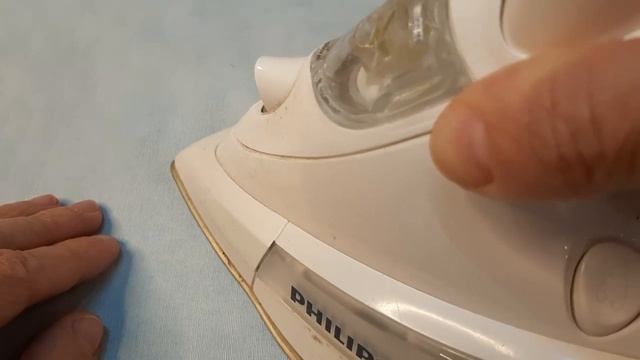 КАК САМИМ ПОЧИНИТЬ ДЫРКУ НА КУРТКЕ БЕЗ НИТОК. ЗАШИТЬ , ЗАДЕЛАТЬ ДЫРКУ. ЛАЙФХАК. РЕМОНТ ПУХОВИКА смотреть онлайн