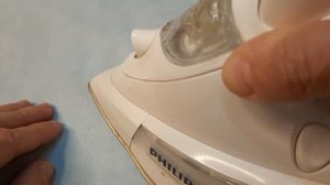 КАК САМИМ ПОЧИНИТЬ ДЫРКУ НА КУРТКЕ БЕЗ НИТОК.  ЗАШИТЬ , ЗАДЕЛАТЬ ДЫРКУ. ЛАЙФХАК. РЕМОНТ ПУХОВИКА