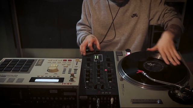 Scratchin' on a beat made with my Akai MPC2000 смотреть онлайн