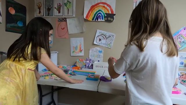 Fidget Trading Game with Grace and Ava | How to Fidget Trade with Your Sister #fidgets смотреть онлайн