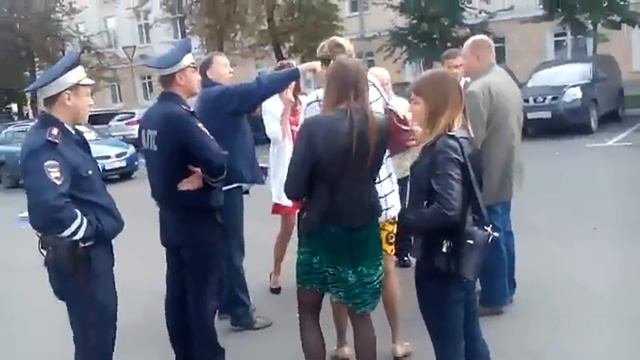 У здания Госсобрания работает эвакуатор смотреть онлайн