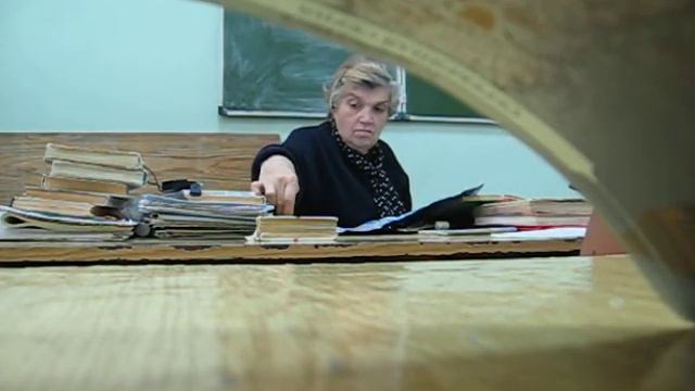 учитель английского учит алфавит :D смотреть онлайн