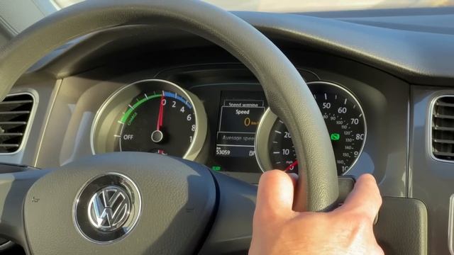 Бюджетний електрокар, ідеальний для міста - e-Golf смотреть онлайн