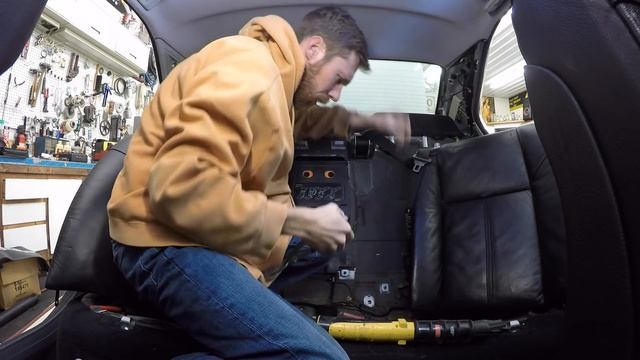 BMW E38 740i Rear Seat & Parcel Shelf Removal - How To смотреть онлайн