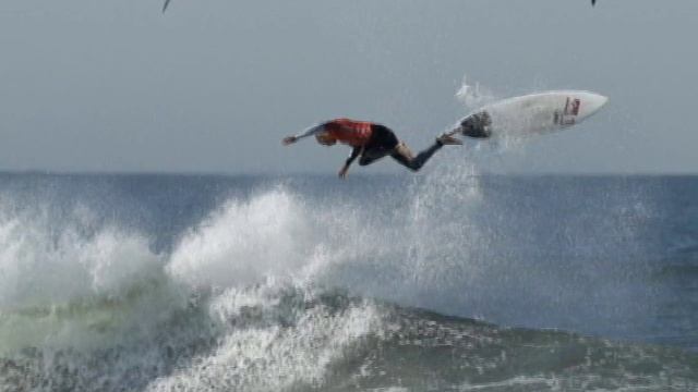 Fans react to Slater's 11th surf title смотреть онлайн