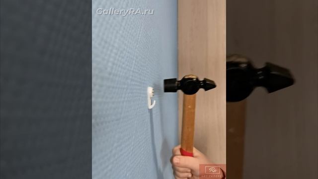 Как повесить картину на крючок-паучок с помощью одного молотка и без сверления стен
