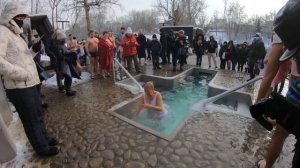 ВОДОХРЕЩА Купаемся в Проруби  Крещение 2021 Крещенские Купания Украина