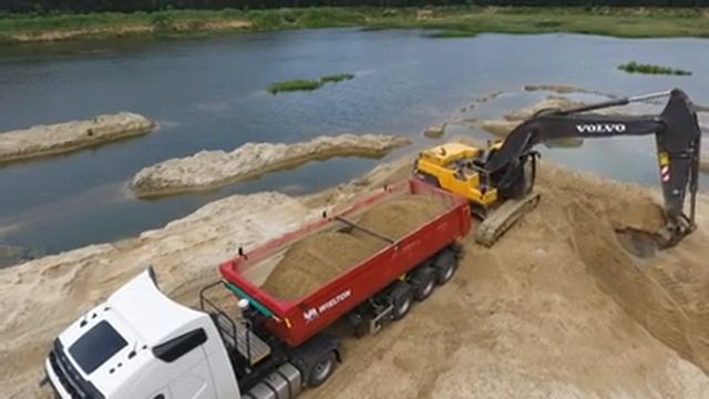 Грузим песок в полуприцеп Wielton "по борта". VolvoEC300 смотреть онлайн