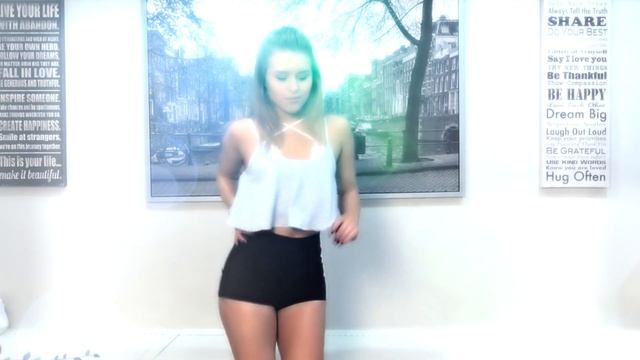 Девчонка разделась под музыку