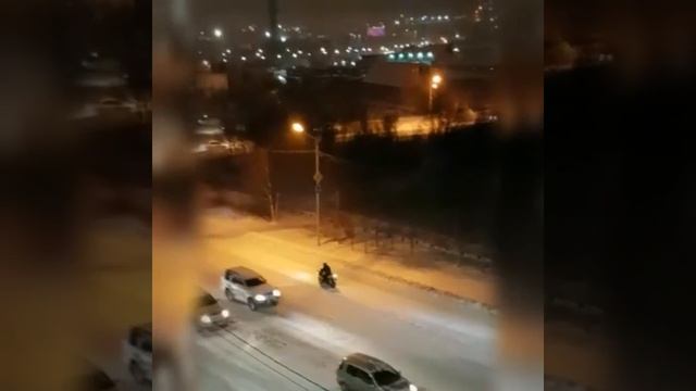 ЗИМОЙ НА СПОРТБАЙКЕ | ЗИМОЙ НА МОТОЦИКЛЕ KAWASAKI ZX7R БЕЗ ШИПОВ | IN WINTER ON A MOTORCYCLE смотреть онлайн