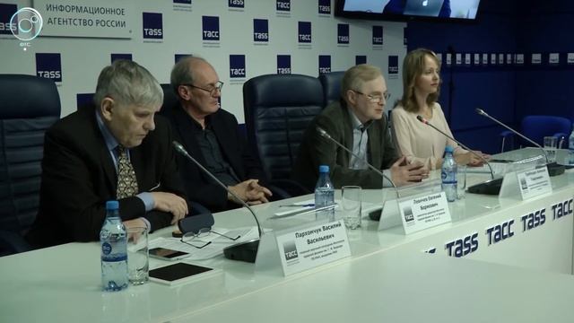 Учёные запустили первый эксперимент на коллайдере НИКА в Дубне. Зачем физики расщепляют атом? смотреть онлайн