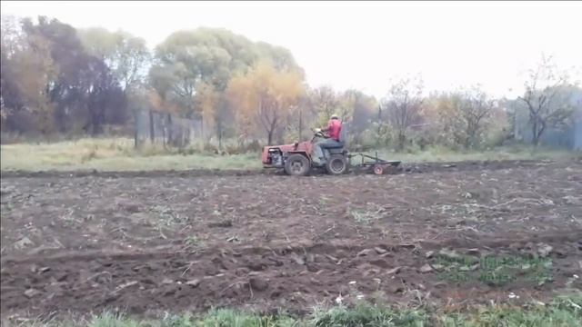 Вспашка на минитракторе МТЗ 082 с двух корпусным плугом смотреть онлайн