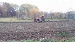 Вспашка на минитракторе МТЗ 082 с двух корпусным плугом