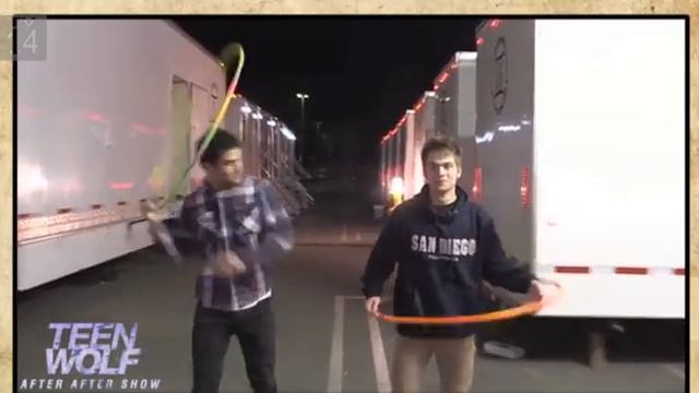 Tyler Posey & Dylan Sprayberry Hula Hoop Contest смотреть онлайн