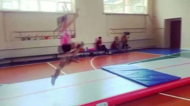 Лена Сделала Сальто!! Акробатика для детей Танцы Растяжка Черлидинг Front Flip Tutorial Cheerleadin смотреть онлайн