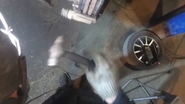Ford. Fiesta. Замена передних колодок. смотреть онлайн