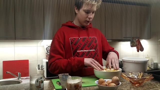 КАК ЗА 15 МИНУТ ПРИГОТОВИТЬ ПИРОГ "ШАРЛОТКУ" смотреть онлайн