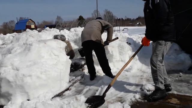 Откапываем двор на даче от снега и показываю Лайфха́к как легко чистить снег не напрягаясь смотреть онлайн