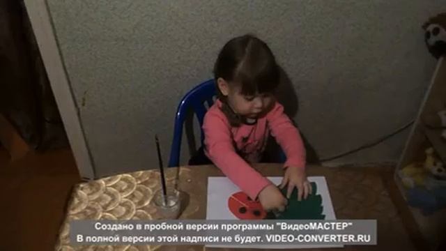 Вика делает аппликацию божью коровку на зеленом листе. смотреть онлайн